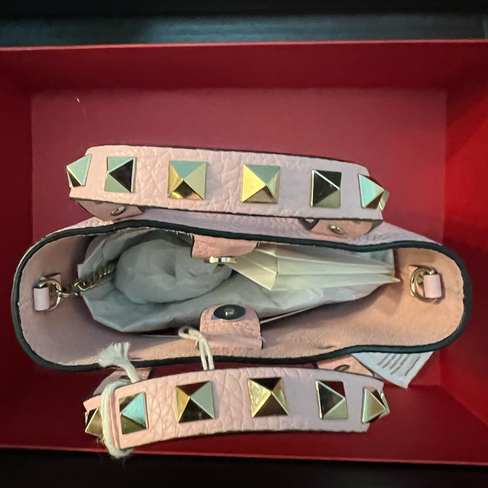 VALENTINO GARAVANI
Rockstud Pouch
Color: Rose Couture - Picture 8 of 15
